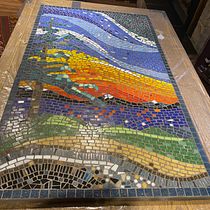 First mosaic 2' x 4' sunset. Projekt z dziedziny Craft, Projektowanie i w, rób mebli,  Dekoracja wnętrz, Ceramika i DIY użytkownika Joyce Castle - 12.04.2022