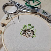 Hedgehog with shamrocks: miniature embroidery. Un projet de Design de bijoux, Broderie , et Design textile de ammulfinger - 11.04.2022