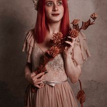 Mi proyecto del curso: Autorretrato fotográfico conceptual. Photograph, Post-production, Photo Retouching, Portrait Photograph, Studio Photograph, Fine-Art Photograph, Photomontage, and Self-Portrait Photograph project by Lola Iofrío - 03.07.2022