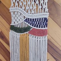 Mi Proyecto del curso: Macraweave: combina macramé con técnicas de telar. Un proyecto de Diseño de complementos, Diseño de interiores, Decoración de interiores, Tejido, Macramé, Telar y Diseño textil de adrianette - 19.04.2022