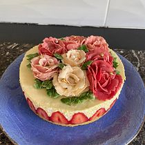 Mon projet du cours : Cake design avec des fleurs décoratives à la crème au beurre. Design, and DIY project by patrick denot - 04.21.2022