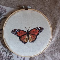 Pintura de agulha: borboleta monarca. Traditional illustration, Embroider, and Textile Design project by Fernanda Faria - 04.23.2022