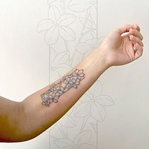 Mi Proyecto del curso: Tatuaje botánico "Jazmín". Un progetto di Illustrazione tradizionale, Design di tatuaggi e Illustrazione botanica di Manuel J. Iniesta - 25.04.2022