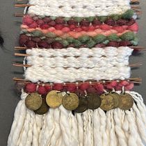 Mi Proyecto del curso: Introducción al tejido en telar de bastidor! Me encanto este curso, muchas gracias!. Accessor, Design, Decoration, Fiber Arts, Weaving, and Textile Design project by Nani Dujovne - 04.27.2022