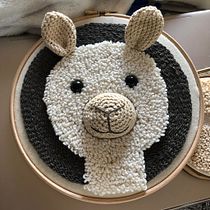 Meu projeto do curso: Punch needle e crochê: crie personagens únicos. Arts, Crafts, To, Design, Embroider, Fiber Arts, DIY, Crochet, Punch Needle, and Textile Design project by Carol Spalla - 05.02.2022