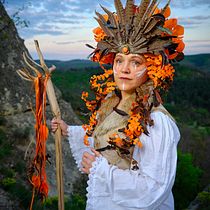 My project for course: Floral Headpiece: Using Flowers to Create Accessories. Un proyecto de Diseño de complementos, Diseño de moda, DIY, Diseño floral y vegetal de hamupupocska - 11.05.2022