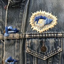 Broderie et réparation d’une veste en denim. Een project van Borduurwerk, Naaiwerk, DIY, Upc, cling y Textielontwerp van Amélie Dubois - 11.05.2022