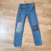 Kinderhosen-Upcycling und -Verschönerung. Een project van Borduurwerk, Naaiwerk, DIY, Upc, cling, Textielontwerp y  Ontwerp van Franziska Schuller-Borgward - 07.05.2022