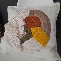 Meu projeto do curso: Tecelagem, bordado e punch needle: criação de pintura têxtil. Accessor, Design, Arts, Crafts, Embroider, Decoration, Fiber Arts, Punch Needle, Weaving, and Textile Design project by Marina Rodrigues - 05.10.2022