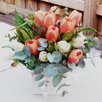 My project for course: Floral Arrangement Design with Seasonal Blooms Ein Projekt aus dem Bereich Innendesign, L, schaftsbau, Dekoration von Innenräumen, DIY und Blumen- und Pflanzendesign von Nina Loh - 14.05.2022