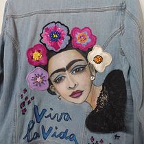 FRIDA JACKET Il mio progetto del corso: Fashion design: pittura e ricamo su indumenti Ein Projekt aus dem Bereich Malerei, Modedesign, Stickerei, DIY, Upc, cling und Textildesign von Alessia Tagini - 26.05.2022