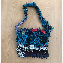 Mi proyecto del curso: Moda sostenible: iníciate en el upcycling: CARTERA ROCK. Un projet de St, lisme, Art textile, DIY, Upc , et cling de Reguina Parra Vorobiova - 30.05.2022