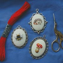 Il mio progetto del corso: Ricamo in miniatura: crea gioielli ricamati. Un projet de Broderie , et Design textile de Milena Carli - 02.06.2022