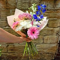 My project for course: Floral Arrangement Design with Seasonal Blooms. Design de interiores, Paisagismo, Decoração de interiores, DIY, e Design floral e vegetal projeto de rebeccacharlesworth - 01.06.2022