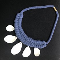 Mon projet du cours : Bijoux en corde : initiez-vous à la création de colliers. Arts, Crafts, Jewelr, Design, Macramé, and Textile Design project by eve.rigaud - 06.04.2022
