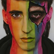 Mi proyecto del curso: Autorretrato fotográfico artístico: Pride month. Photograph, Portrait Photograph, Fine-Art Photograph, Self-Portrait Photograph & Interior Photograph project by lucaswaidelich - 06.29.2022