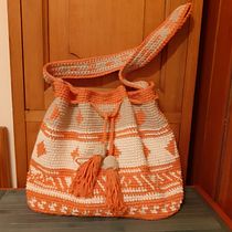 Il mio progetto del corso: Creazione di pattern a uncinetto: trova il tuo stile unico. Un progetto di Design di accessori, Pattern design, Fiber Art, DIY, Uncinetto e Textile Design di Maria Teresa Vittoria Valente - 06.06.2022