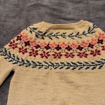 Flores con la técnica jacquard. Accessor, Design, Fiber Arts, Knitting, and Textile Design project by wquezada70 - 06.04.2022