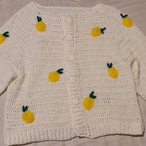 Top-down: prendas a crochet de una sola pieza con aplicaciones. Un progetto di Fashion design, Fiber Art, DIY, Uncinetto e Textile Design di mililoaiza - 16.06.2022