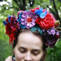 My project for course: Floral Headpiece: Using Flowers to Create Accessories. Un proyecto de Diseño de complementos, Diseño de moda, DIY, Diseño floral y vegetal de Sovailescu Alexandra - 20.06.2022
