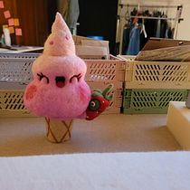Mon projet du cours : Création d’un art toy : technique de feutrage à l'aiguille. Un projet de Conception de personnages, Artisanat, Conception de jouets, Art textile, Feutrage à l'aiguille , et Design textile de Laetitia Aynié - 26.06.2022