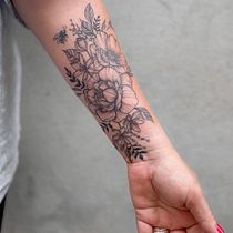 Mi proyecto del curso: Tatuaje botánico con puntillismo. Mi página em las redes @im.monink. Ilustração tradicional, Desenho de tatuagens e Ilustração botânica projeto de Monique Costa - 16.06.2022