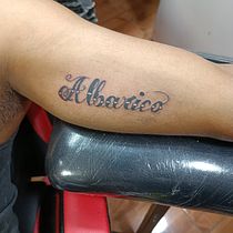 Mi proyecto del curso: Tatuaje a mano alzada de letras cursivas. Un projet de Lettering , et Conception de tatouage de Freddy Borda quiroz - 29.06.2022