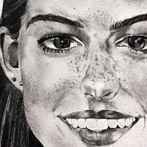 Proyecto del curso: Retrato artístico al carboncillo. Ilustração tradicional, Artes plásticas, Desenho, Desenho de retrato, Desenho realista, Desenho artístico, Design, e Desenho a lápis projeto de Paola Lucía - 01.07.2022