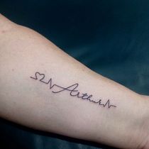 Meu projeto do curso: Tatuagem de letras cursivas à mão livre. Un projet de Lettering , et Conception de tatouage de willdiashard - 27.06.2022