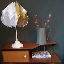 Meu projeto do curso: Criação de luminária de papel. Un projet de Artisanat, Design, Fabrication de mobilier, Conception d'éclairage, Papercraft, Décoration , et DIY de Adriana Ferreira - 06.08.2022