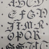 Mi proyecto del curso: Caligrafía con góticas potentes. T, pograph, and Calligraph project by Eduardo Herrera - 07.06.2022