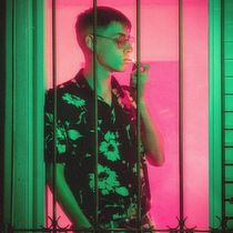 Mi proyecto del curso: Autorretrato fotográfico conceptual. "A lo vice city". Photograph, Post-production, Photo Retouching, Portrait Photograph, Studio Photograph, Fine-Art Photograph, Photomontage, and Self-Portrait Photograph project by camilo palomeque - 07.06.2022