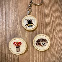 Mi proyecto del curso: Bordado en miniatura: crea joyas textiles. Un projet de Design de bijoux, Broderie , et Design textile de Pilar Corvalán - 09.07.2022
