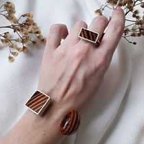 Meu projeto do curso: Design de joias em madeira e prata. Un progetto di Design di accessori, Artigianato e Design di gioielli di Luiza Costa - 09.07.2022