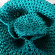Mi proyecto del curso: Amigurumi: creación de personajes con ganchillo: peranejo. Arts, Crafts, To, Design, Fiber Arts, Crochet, Amigurumi, and Textile Design project by Beatriz Tatay Mirete - 07.10.2022