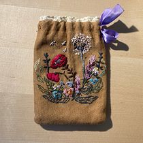 Mi proyecto del curso: Técnicas básicas de bordado: puntadas, composiciones y gamas cromáticas. Un projet de Création d'accessoires, Création de costumes, Broderie, Théorie des couleurs , et Design textile de Aitana San Juan - 12.07.2022