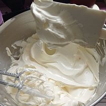 Mi proyecto del curso: Flores de crema de mantequilla para cake design. Design, and DIY project by Karem Lazarde - 07.15.2022