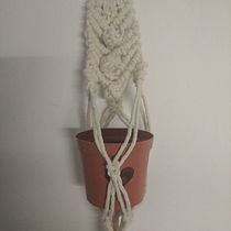 Mi proyecto del curso: Diseño de accesorios fue un portamacetas en macramé. Un proyecto de Diseño de complementos, Artesanía, Decoración de interiores, Tejido, Macramé y Diseño textil de adrianafederico - 15.07.2022