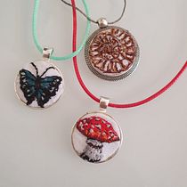 My project for course: Miniature Needlework: Make Embroidered Jewelry. Un projet de Design de bijoux, Broderie , et Design textile de Nina Gotua - 16.07.2022