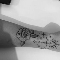 Meu projeto do curso: Tatuagem botânica com pontilhismo. Un progetto di Illustrazione tradizionale, Design di tatuaggi e Illustrazione botanica di Taíse Cristine - 17.07.2022