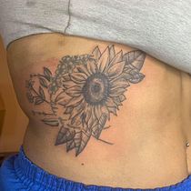 My project for course: Botanical Tattoo with Pointillism. Un progetto di Illustrazione tradizionale, Design di tatuaggi e Illustrazione botanica di Ria’lance Le’day - 22.07.2022