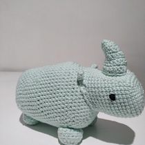 Mi Rino. Arts, Crafts, To, Design, Fiber Arts, DIY, Crochet, Amigurumi, and Textile Design project by Elizabeth Ortiz - 07.23.2022