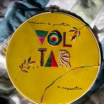 Viver é partir, voltar e repartir. Traditional illustration, Lettering, Embroider, and Textile Design project by Ana Pimenta - 02.13.2022