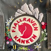 Mein Kursprojekt: Kleidungsstücke von Hand besticken: Entwirf eine Collage. Un progetto di Ricamo, Upc, cling e Textile Design di Lia Lyn - 26.07.2022