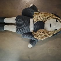 Mi proyecto del curso: Amigurumi: diseño de ropa, pelo y complementos. Un proyecto de Artesanía, Diseño de juguetes, Tejido, Crochet, Amigurumi y Diseño textil de Jessica Salvatierra - 05.04.2023
