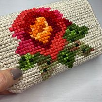 Clutch en punto cruz! Ein Projekt aus dem Bereich Stickerei, DIY, Upc, cling und Textildesign von Lizzie Cairo - 29.07.2022
