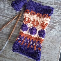 Mi proyecto del curso: Diseño y tejido de punto con la técnica jacquard: DISEÑO CIRUELAS. Projekt z dziedziny Projektowanie dodatków,  Tkactwo, Dziewiarstwo Ręczne, Wzornictwo tekst i liów użytkownika entreesmaltes - 31.07.2022