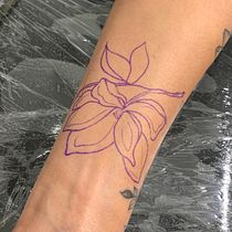 My project for course: Botanical Tattoo with Pointillism. Ilustração tradicional, Desenho de tatuagens e Ilustração botânica projeto de Bruna de Melo - 02.08.2022
