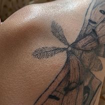 Mon projet du cours : Tatouage botanique en pointillisme. Ilustração tradicional, Desenho de tatuagens e Ilustração botânica projeto de kelly_robert2017 - 03.08.2022