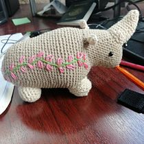 Mi proyecto del curso: Mi rinologro🥰. Arts, Crafts, To, Design, Fiber Arts, DIY, Crochet, Amigurumi, and Textile Design project by Mirian Chávez - 08.04.2022